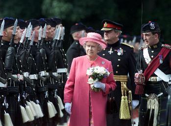 HM Gen Gordon Inspect the Guard of Honour