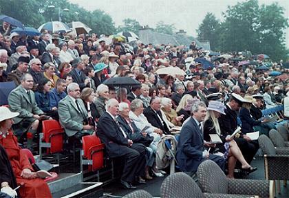 Spectators waiting the arrival of the Royals