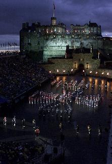 Pipers form a Celtic Cross