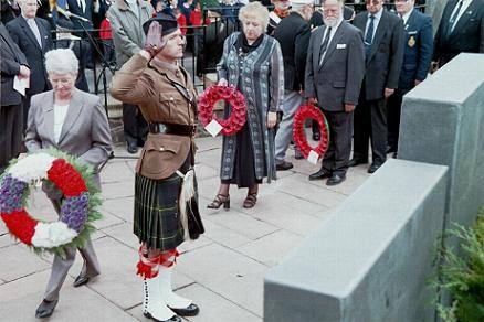 Capt. McMaster 1 Highlanders lays his wreath